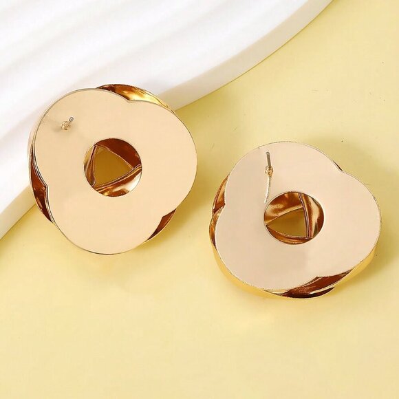 Yellow Gold Old Money Women's Exaggerated Twisted Metallic Stud Earrings - Picture 5 of 6